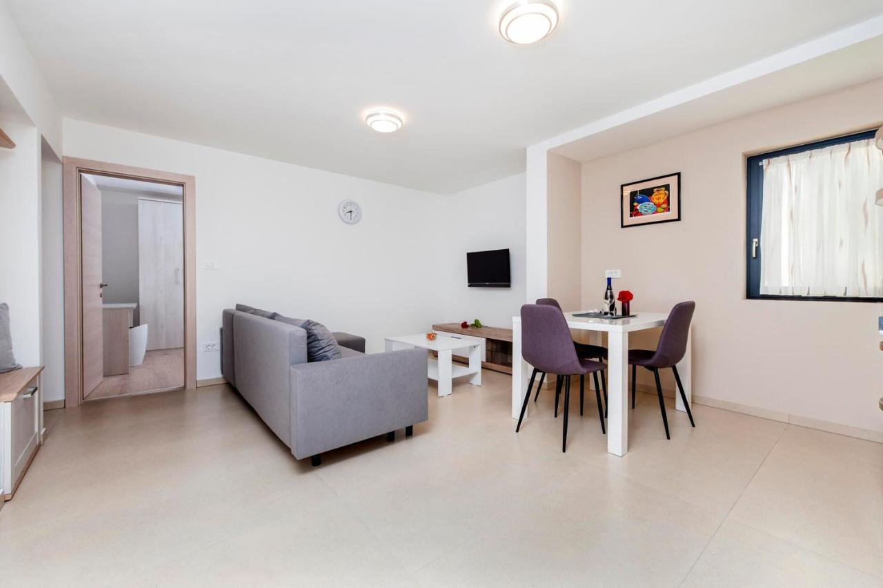Apartments Katarina ロヴィニ エクステリア 写真