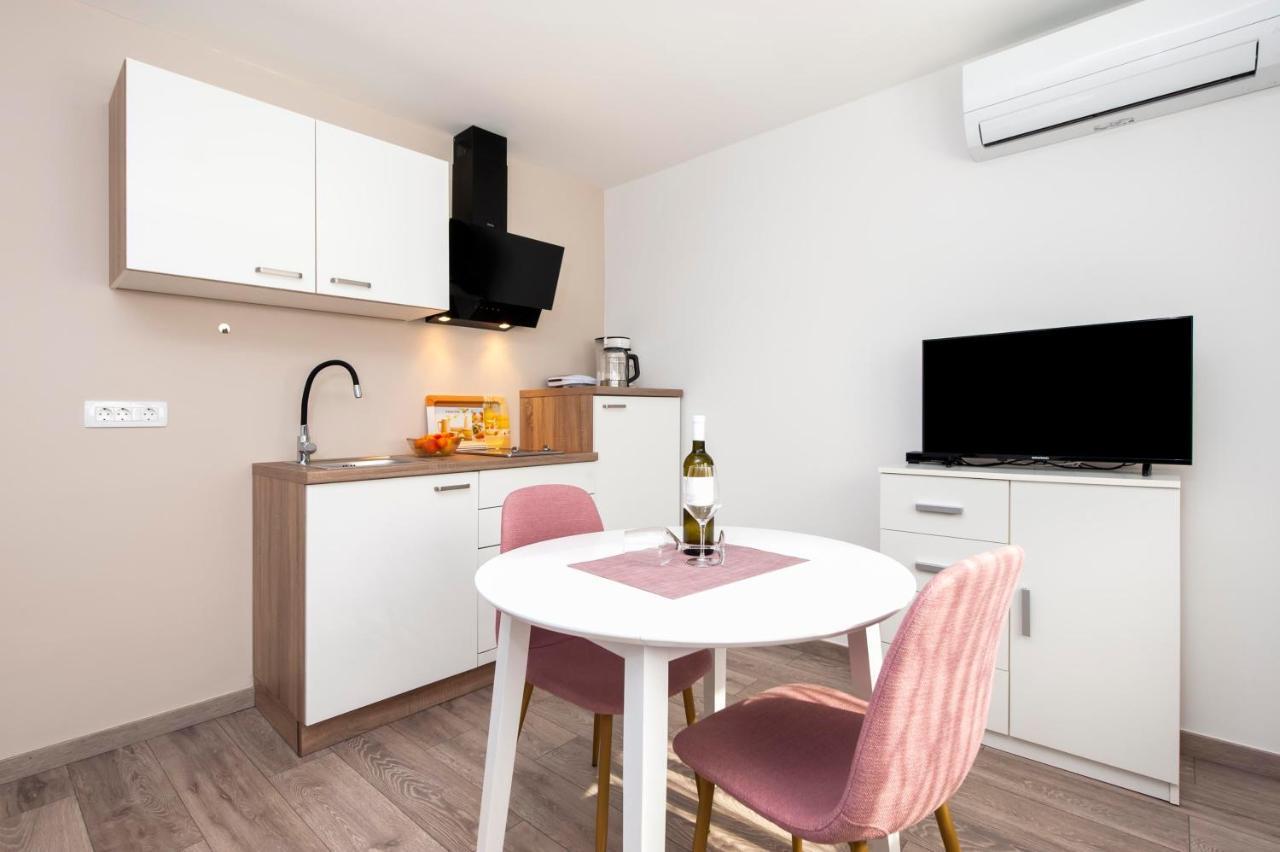 Apartments Katarina ロヴィニ エクステリア 写真