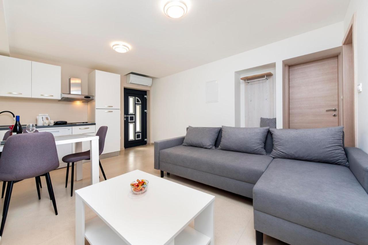 Apartments Katarina ロヴィニ エクステリア 写真