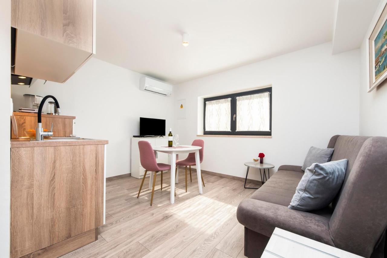 Apartments Katarina ロヴィニ エクステリア 写真