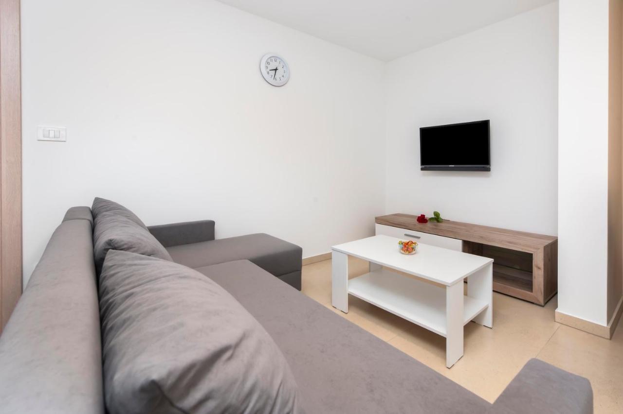 Apartments Katarina ロヴィニ エクステリア 写真
