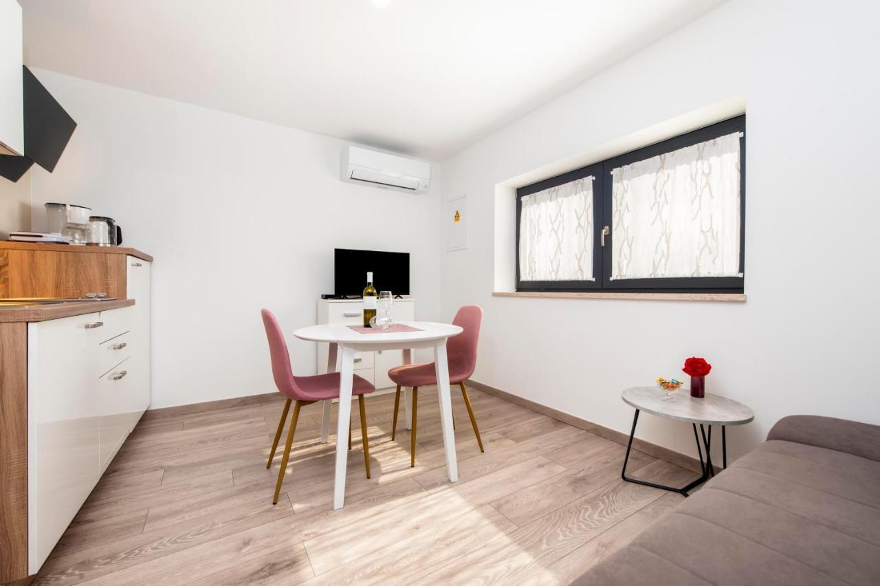 Apartments Katarina ロヴィニ エクステリア 写真